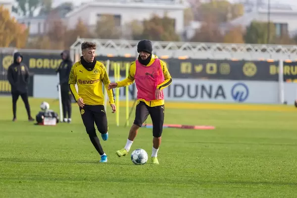 Mahmoud Dahoud behauptet den Ball vor Gianluca Rizzo