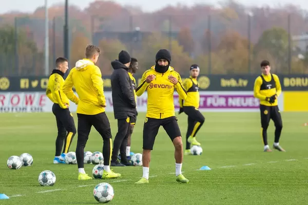 Mahmoud Dahoud fordert den Ball durch Körpersprache