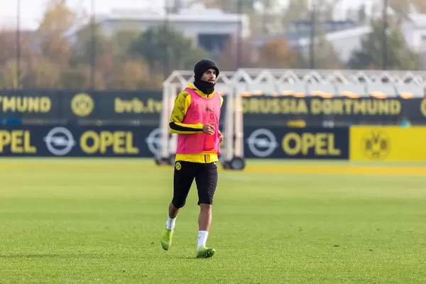 Mahmoud Dahoud im Training lauert auf den Ball während der Länderspielpause