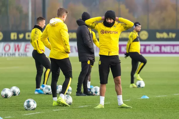 Mahmoud Dahoud richtet seine Winterausrüstung für die nächste Aufgabe