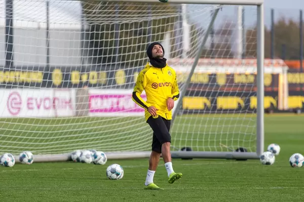 Mahmoud Dahoud spielerisch mit dem Ball in der Luft