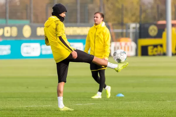 Mahmoud Dahoud zeigt sein außergewöhnliches Ballgefühl