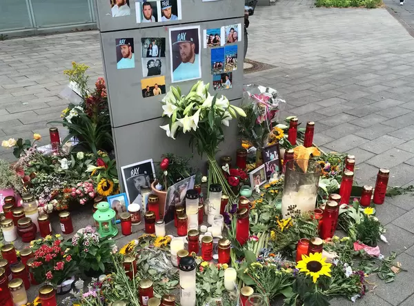 Mahnwache für Gianluca an der Aachener Straße, der als Unbeteilligter bei einem Straßenrennen in Köln uns Leben gekommen ist.