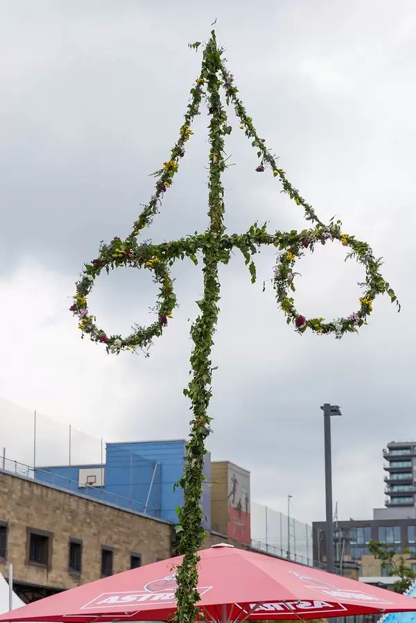 Maibaum in der Kölner Innenstadt