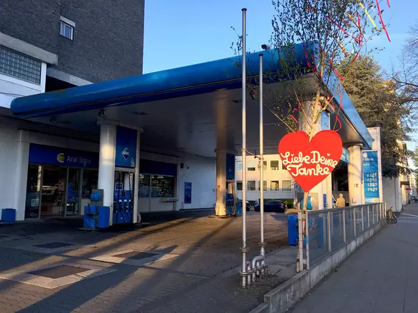 Maibaum vor ARAL-Tankstelle