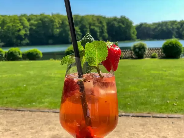 Maibowle mit Erdbeeren und Waldmeister