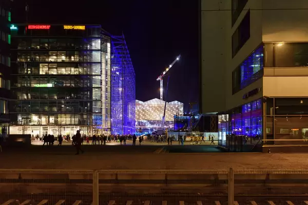 Main square in Helsinki at night / Hauptplatz in Helsinki in der Nacht