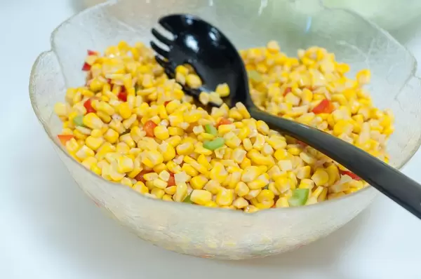 Mais in einer Glasschüssel am Büfett