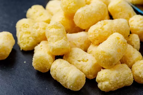 Maiskroketten auf schwarzen Untergrund