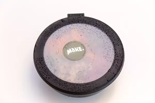 Make Bowl Mitnahme Dose mit Wassertropfen auf dem Deckel vor weißem Hintergrund