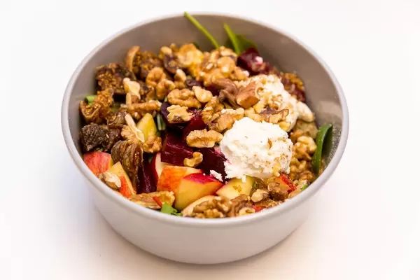 MaKE Goatlovers Bowl mit Ziegenfrischkäse, getrockneten Feigen, Apfel, rote Beete, Walnüsse, Spinatsalat, Pflücksalat und Himbeer-Ahorn Dressing