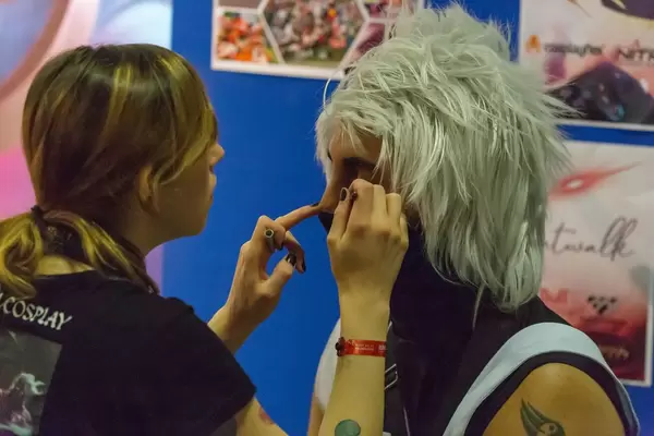 Make-up artist doing make-up for a cosplayer at Gamescom 2018