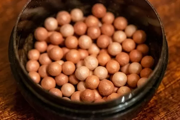 Make-Up Perlen in einem Gefäß in der Nahaufnahme
