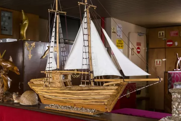 Makette eines Schiffes auf einem Ausflugsschiff