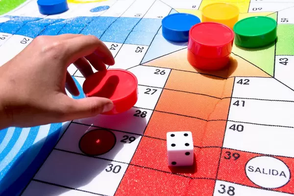 Making a move in a parchís game