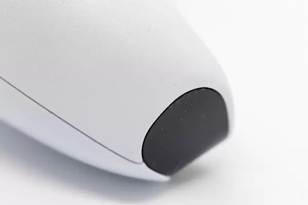 Makro: Detail von PlayStation 5 DualSense Wireless Controller vor weißem Hintergrund