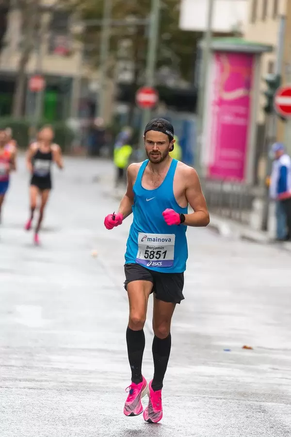 Male athlete front view at Frankfurt Marathon