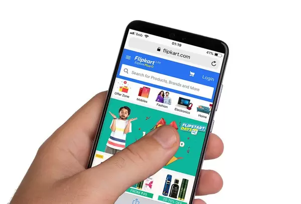 Male hands holding smartphone with an open Flipkart website
