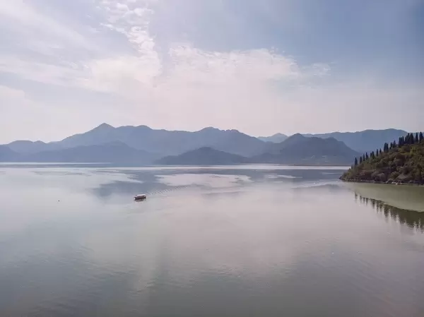 Malerische Sicht auf den Skadar-See im Skadarsko Jezero Nationalpark von Montenegro