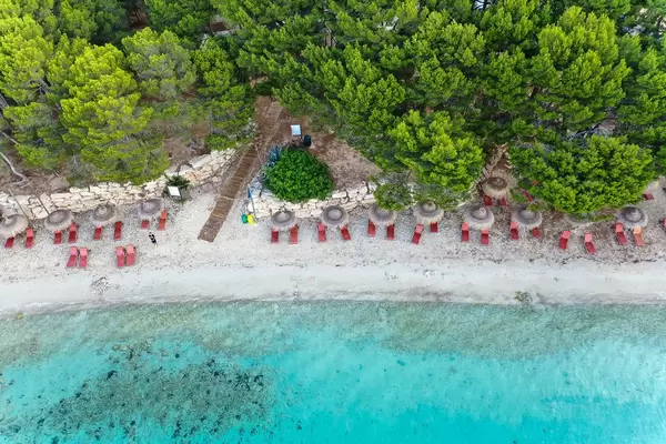 Mallorca Luftbild: Strand mit türkisem Wasser und mallorquinischen Kiefern. Playa de Formentor