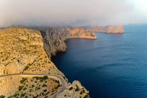 Mallorca Luftbild: tiefe Wolken über der Steilküste der Halbinsel Formentor, der "Treffpunkt der Winde"