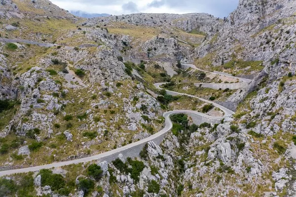 Mallorcas berühmteste Serpentinenstraße: Carretera de Sa Calobra in der Serra de Tramuntana. Luftbild