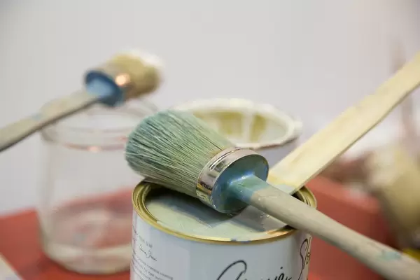 Malutensilien und Zeichenzubehör in einem Künstler-Atelier