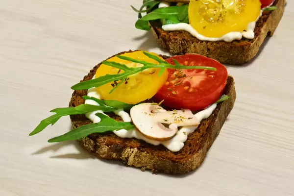 Malzbrot mit Tomaten und Rucola