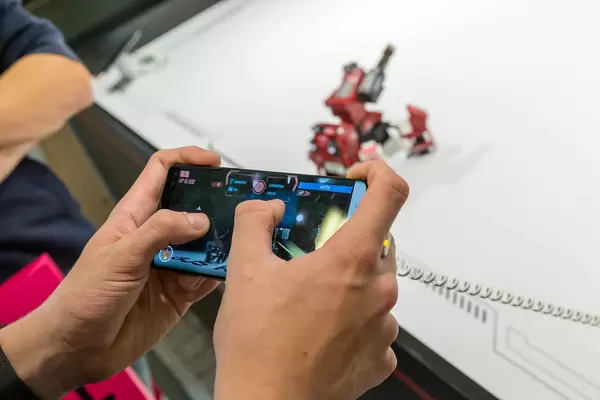 Man controls the Komsa GJS robot via smartphone