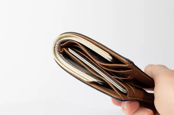 Man holding wallet  Flip 2019