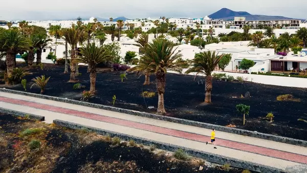 Man running in a scenic and exotic location / Man läuft in einem malerischen und exotischen Ort