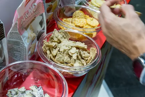 Man tastes vegetarian Chips by Fiorentini: Veg Snick Snack, Gluten free, nuts-free, lactose-free, egg-free