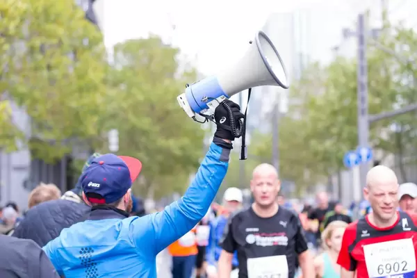 Man with a bullhorn - Frankfurt Marathon 2017
