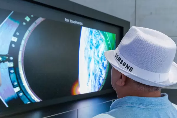Man with white Samsung hat in front of "The Wall" - MicroLED Display with modular technology‎ and multi-link hdr