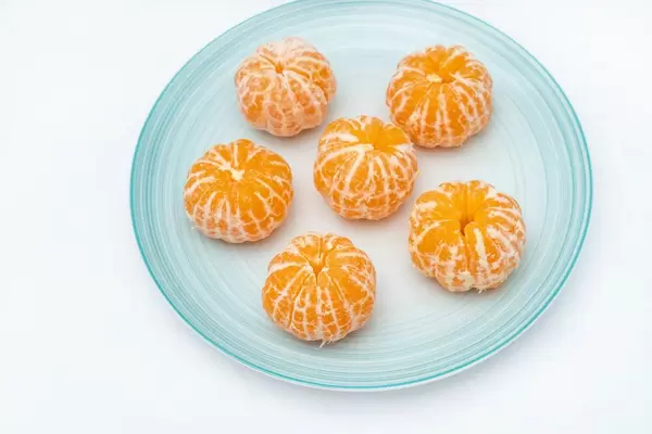 Mandarines served on the blue plate (Flip 2019)