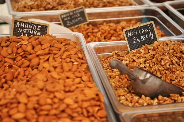 Mandeln und Walnüsse