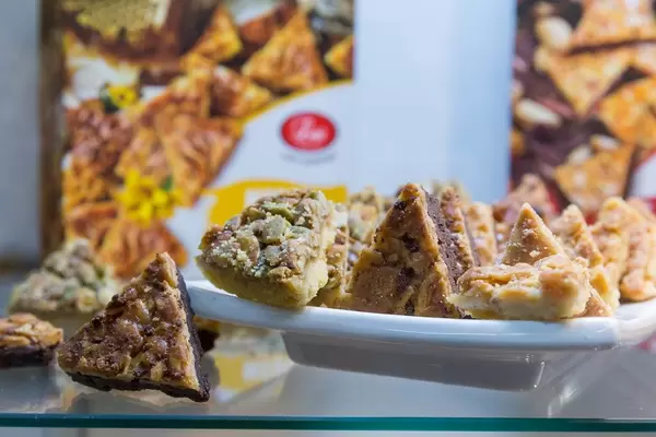 Mandelu Sokolades von Laci: Dreieckskekse mit Mandelschokolade aus Lettland