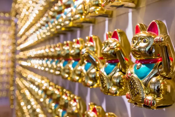 Maneki-neko, die winkende Glückskatze im Nahaufnahme in coa Wok & Bowl Restaurant in Köln