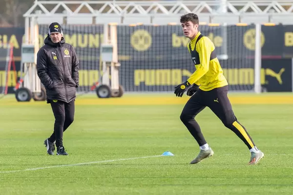 Manfred Stefes, Co-Trainer beobachtet den Trainingsbetrieb