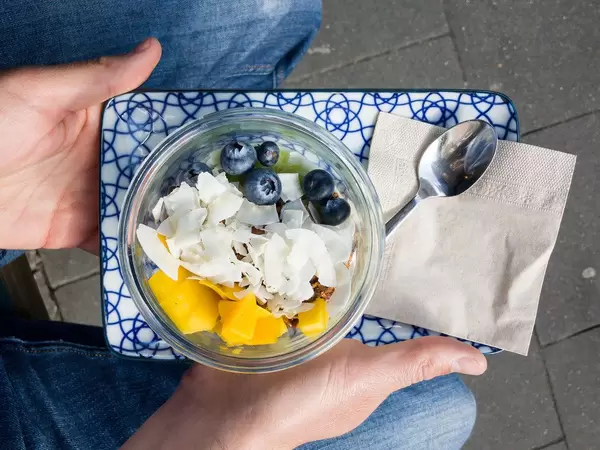 Mango, Blaubeeren, Kokoschips und Granola