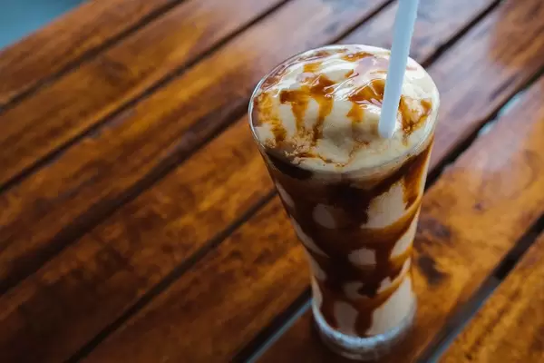 Mango caramel shake on wooden table