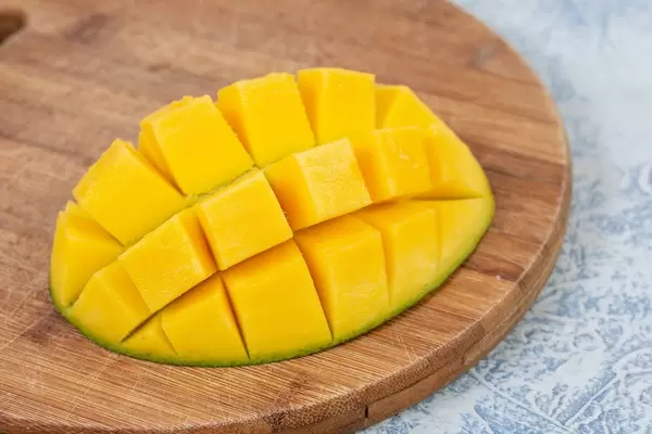 Mango Hedgehog on the round wooden board (Flip 2019)