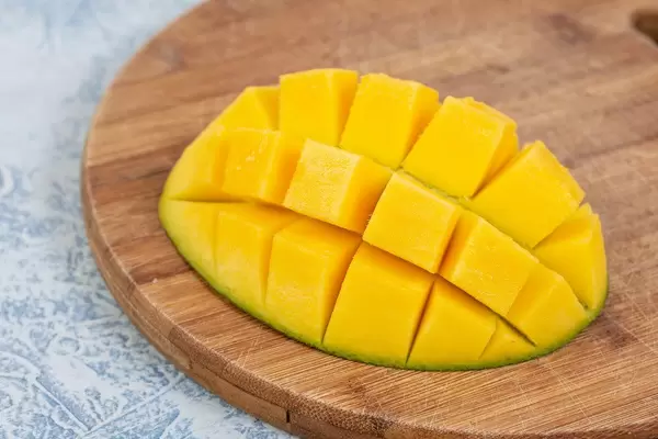 Mango Hedgehog on the round wooden board