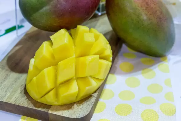 Mango kunstvoll geschnitten