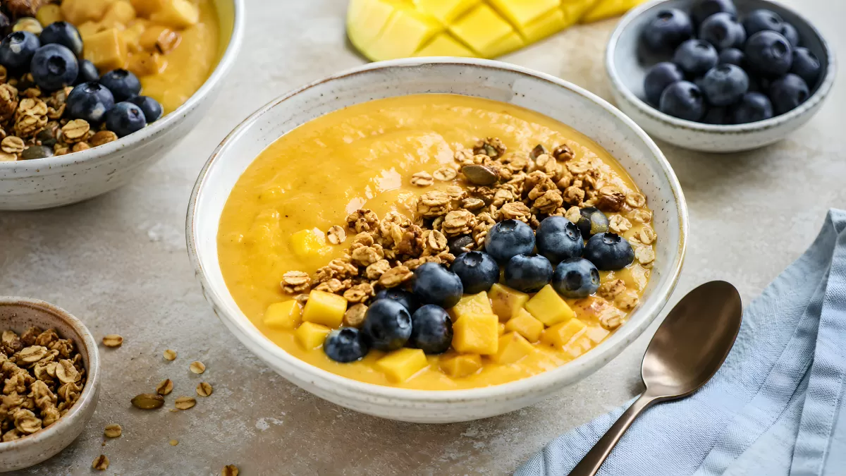 Mango-Smoothie-Bowl mit Blaubeeren und Granola