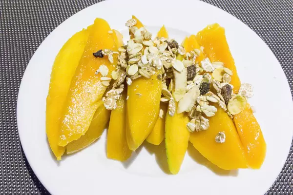 Mango-Streifen mit Müsli