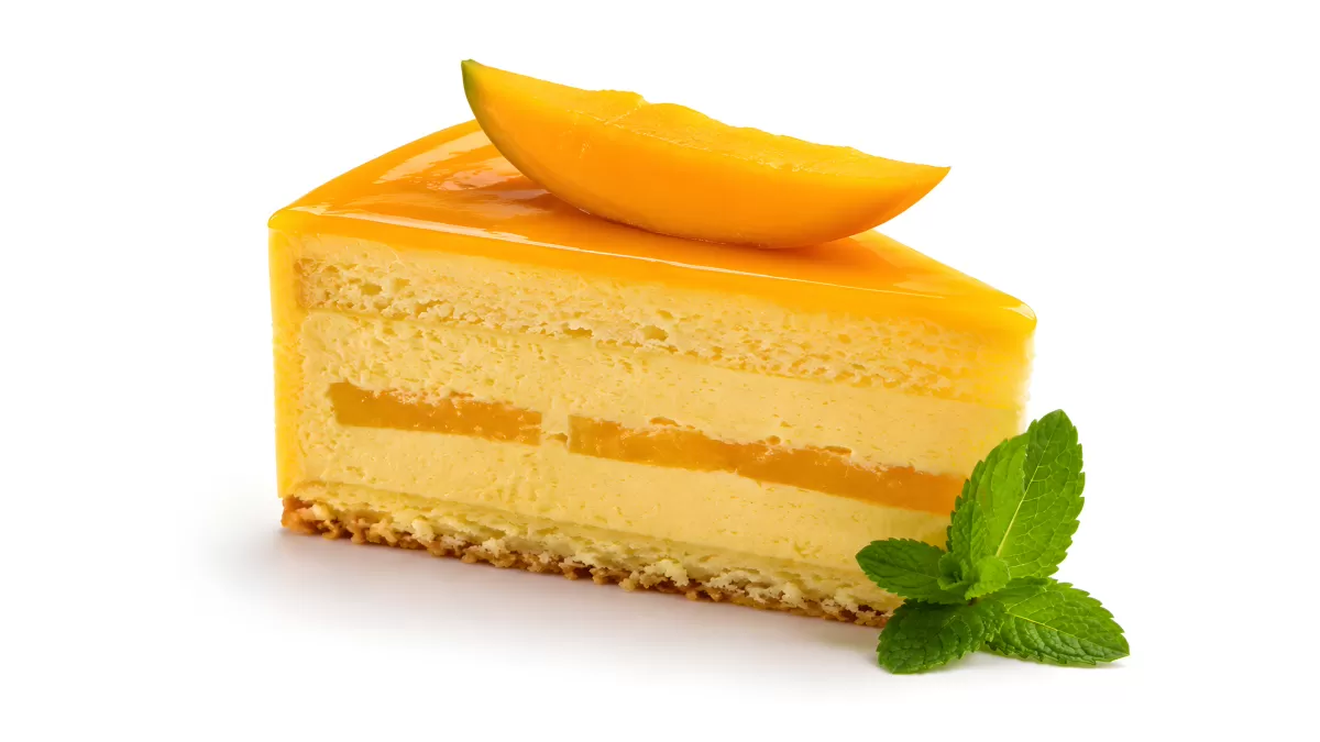 Mangotorte Stück mit Gelee und frischer Mangoscheibe