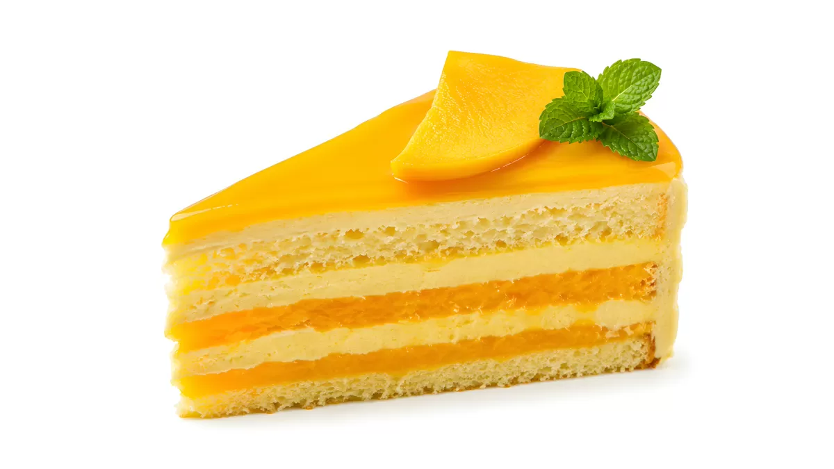 Mangotorte Stück mit Gelee und Minzblättern