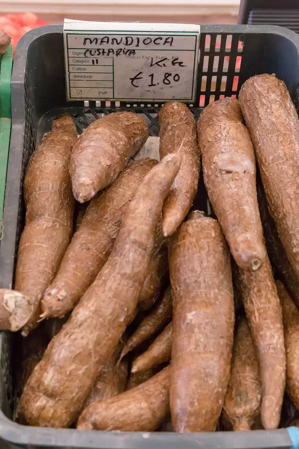 Maniok in Gemüsekiste am Timeoutmarket in Lissabon