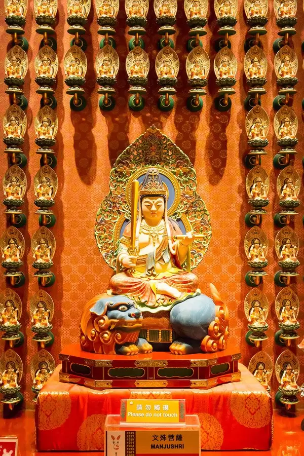 Manjushri-Statue in einem buddhistischen Tempel in Singapur